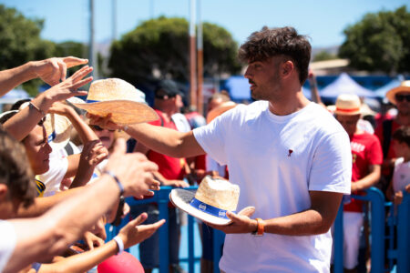 Raul Asencio firmando autografos en la Maspalomas Cup 2026 gobierno de Canarias