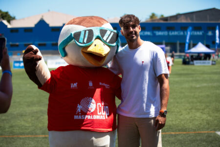 La mascota Chucho de la Maspalomas Cup Gobierno de Canarias 2026 junto a Marco Asencio