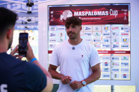 Marco Asencio siendo entrevistado en la Maspalomas Cup Gobierno de Canarias 2026