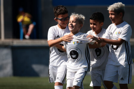 Niños celebrando un gol