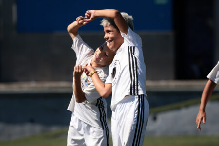 Compañeros de equipo celebrando juntos un gol en la Maspalomas Cup Gobierno de Canarias 2026